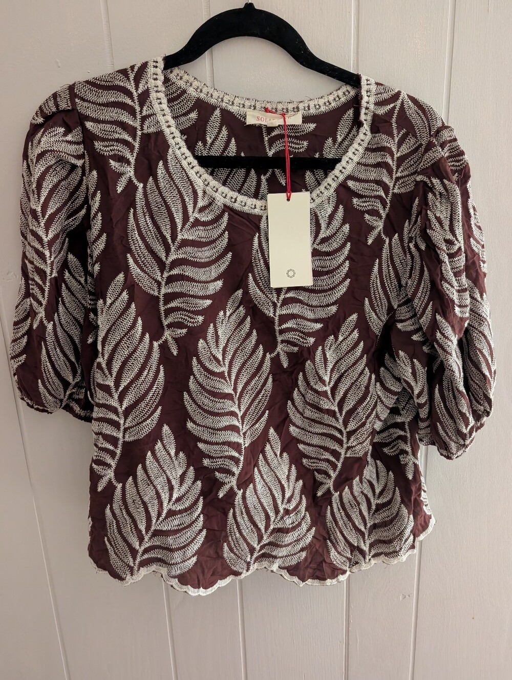 NWT Solitaire Brown Short Sleeve Top with White Leaf Embroidery